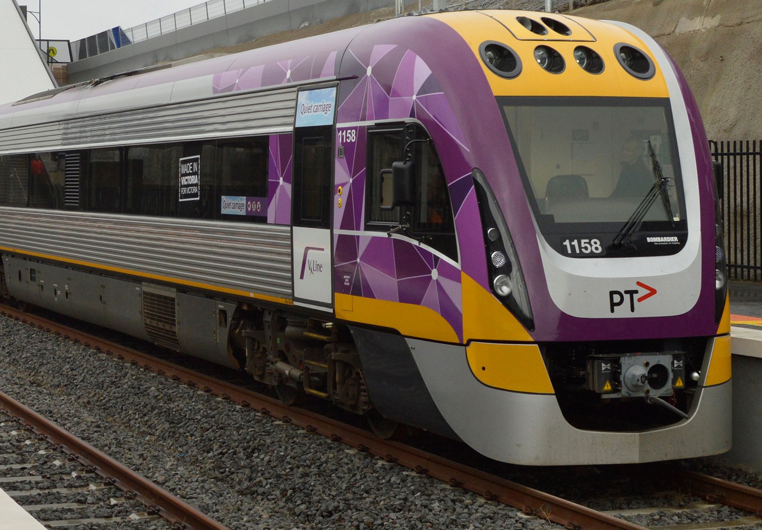 Geelong-vline-train